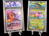 deux types différents de cartes Pokémon dans une vitrine