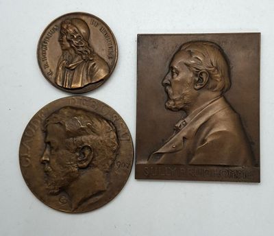 un gros plan sur une plaque métallique sur laquelle figure la photo d'un homme