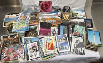beaucoup de cartes posées sur une table, avec une rose