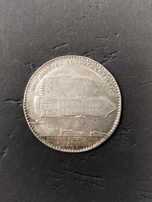gros plan d'une pièce de monnaie en argent sur une surface noire