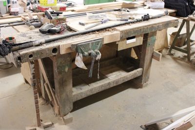 un établi avec de nombreux outils