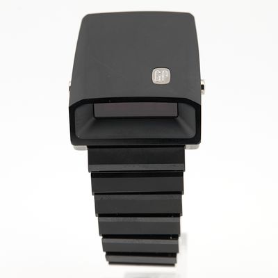 une image représentant une montre noire sur fond blanc