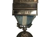 une vieille médaille en argent entourée d'un ruban bleu et blanc