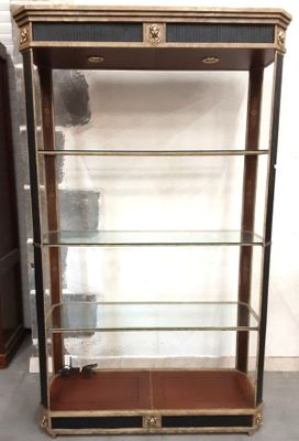 Vitrine en bronze doré et patiné noir à 3 étagères à décor d…