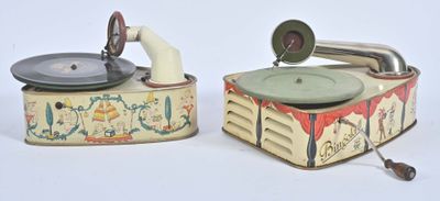 deux boîtes à l'ancienne posées sur une table