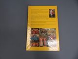 une brochure jaune avec des photos de personnes dessus