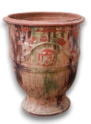 un grand vase orné d'un motif sur fond blanc