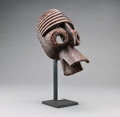une image d'un masque en bois sur un support