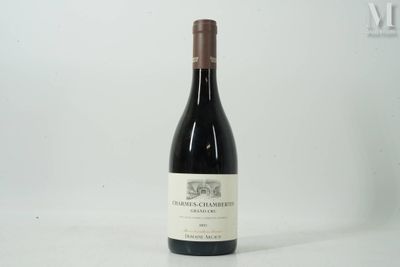 une bouteille de vin posée sur une table