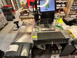 une photo d'une caisse enregistreuse dans une épicerie