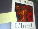 une photo d'un livre posé sur une table, avec un mot accroché dessus