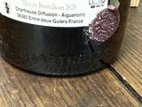 une bouteille de vin posée sur une table, avec une étiquette dessus