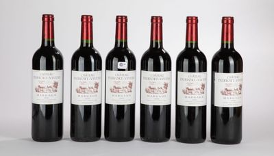 six bouteilles de vin rouge sont alignées
