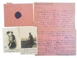 une vieille photo représentant quelques lettres et un cachet de cire