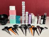 de nombreux types de produits de soins capillaires posés sur une table