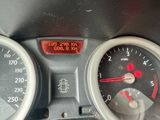 un gros plan sur le tableau de bord d'une voiture avec un compteur de vitesse