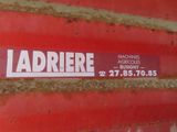 a sign on the side of a building that says lardire
