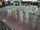 de nombreux verres vides posés sur une table dans la cuisine