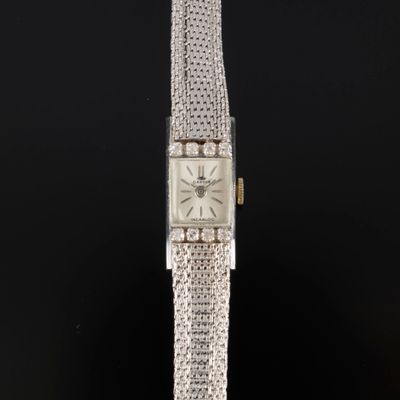 gros plan d'une montre sur une surface noire avec un fond noir