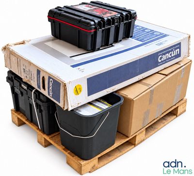 une pile de cartons et de bacs posée sur une palette