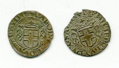 deux vieilles pièces de monnaie sur lesquelles figure un blason
