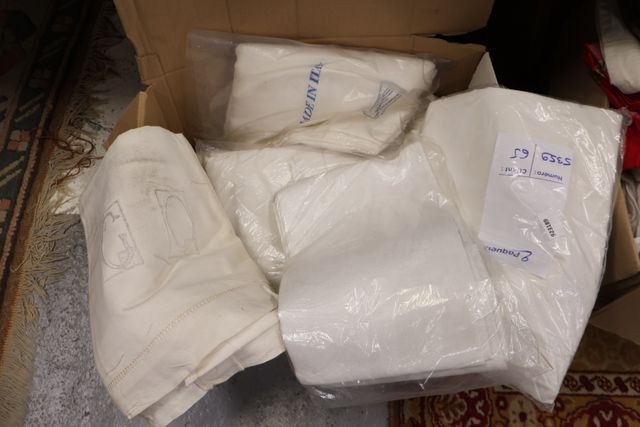 Lot de linge : nappe brodée, 9 draps brodés et/ou ajourés, 