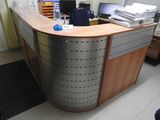 une photo d'un bureau recouvert d'une pile de papiers