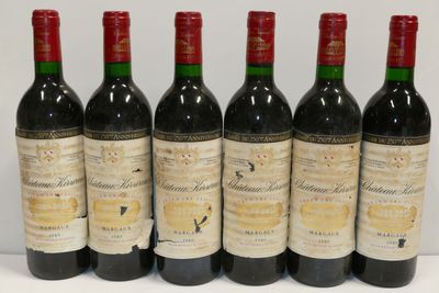 six bouteilles de vin sont alignées sur une table