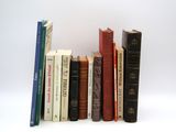 les livres sont alignés sur une surface blanche
