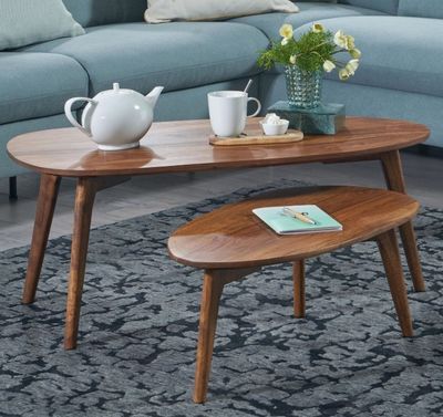 un canapé bleu et une table basse dans un salon