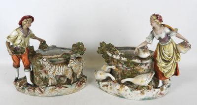 paire de figurines représentant un homme et une femme accompagnés d'un chien