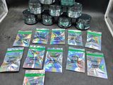 une pile de sachets en papier d'argent posée sur une table