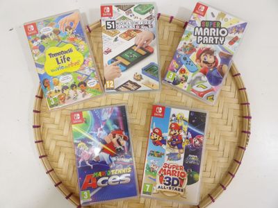 Les jeux Nintendo Wii sont disposés sur un plateau en osier posé sur une table