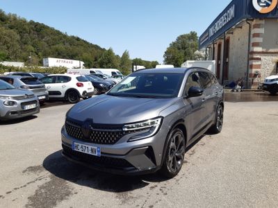 vue de face d'un SUV argenté garé devant un immeuble