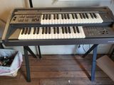 un clavier posé sur une table dans une pièce