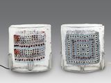 une paire de lampes en verre ornées de motifs rouges, blancs et bleus