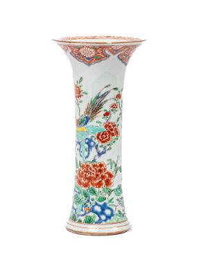 une image représentant un vase orné d'un oiseau et de fleurs