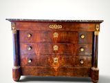 une petite commode en bois avec dessus en marbre