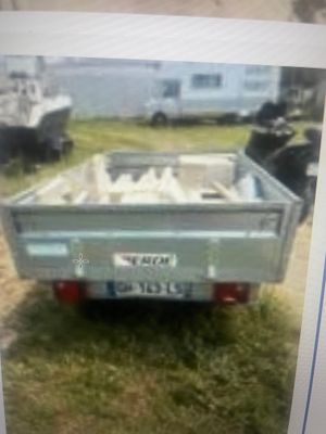 une photo d'un camion garé dans l'herbe