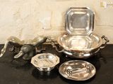 une assiette en argent avec un couvercle en argent, une assiette en argent avec un couvercle en argent, une assiette en argent avec une assiette en argent et une assiette en argent avec une assiette en argent