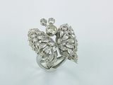 un gros plan d'une bague ornée de fleurs et de feuilles
