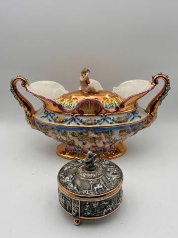 CAPODIMONTE : soupière en porcelaine à décor de putti et bonbonni...