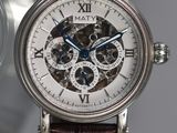 Gros plan sur une montre-bracelet avec un bracelet marron