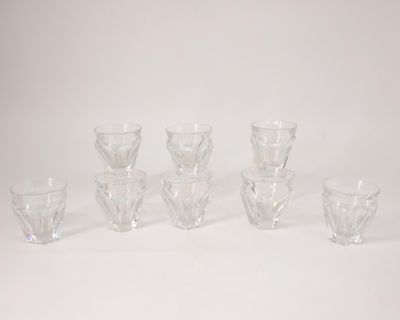 un ensemble de verres posés sur une table