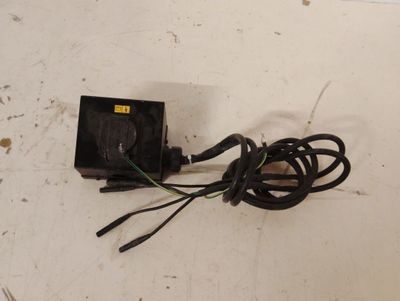 un petit appareil électrique posé par terre