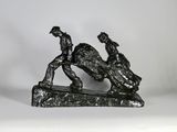 statue représentant un homme portant une femme à cheval, posée sur un rocher