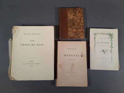 trois livres sont posés sur une table les uns à côté des autres