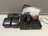un ordinateur portable posé sur une mallette noire