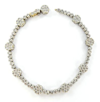 gros plan d'un collier de diamants sur fond blanc