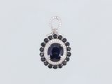 un pendentif en saphir et diamants sur fond blanc